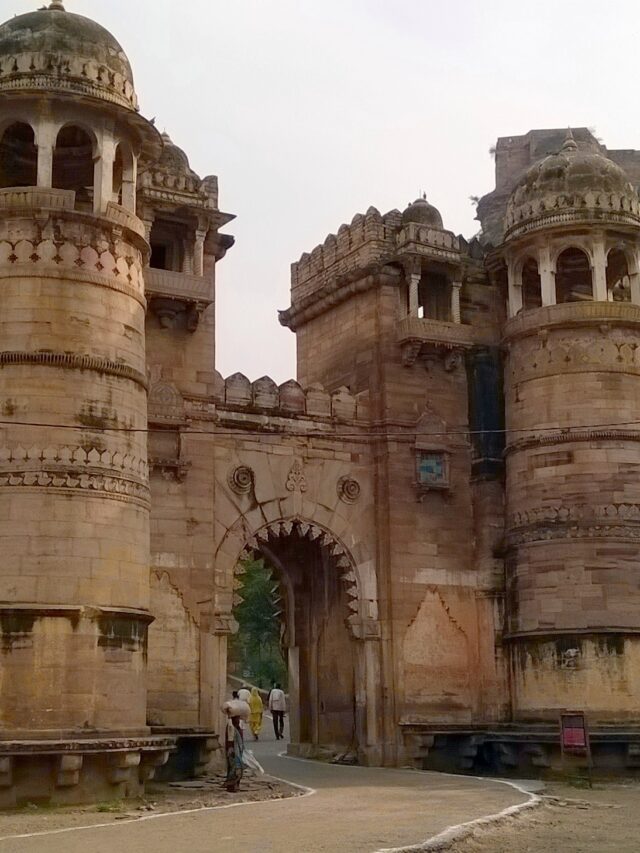 Places to visit at Gwalior fort